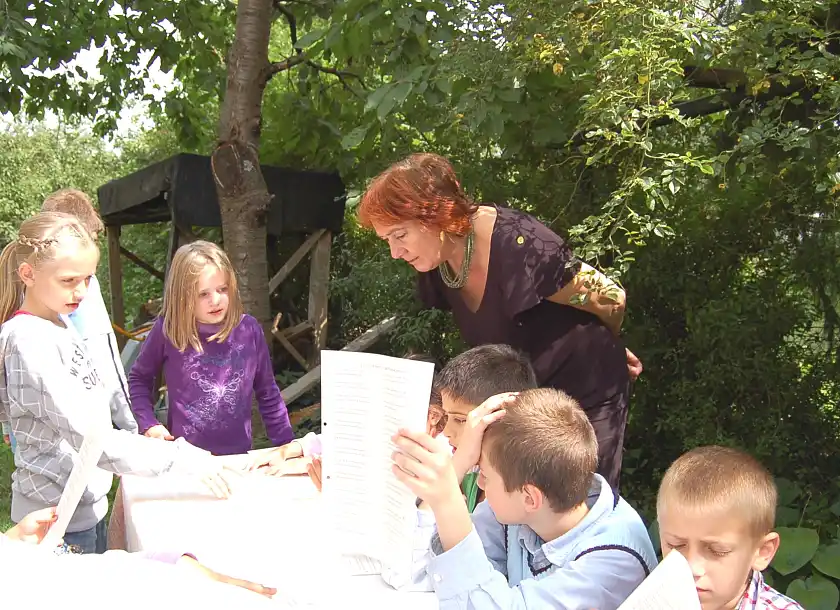 Lesestunde auf der Parzelle der Bürgermeisterin