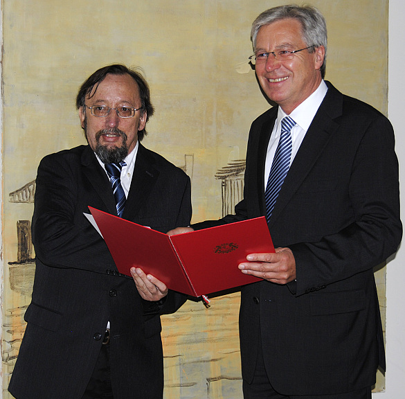 Peter Mester und Jens Böhrnsen bei der Übergabe der Urkunde im Amtszimmer des Bürgermeisters