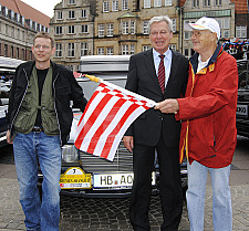 Vor dem Start: Fahrer Lutz Wilkenings (li.) und Beifahrer Günter Kraatzsch mit Bürgermeister Jens Böhrnsen