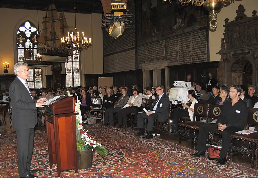 Bürgermeister Böhrnsen begrüßt die Teilnehmerinnen und Teilnehmer in der Oberen Rathaushalle