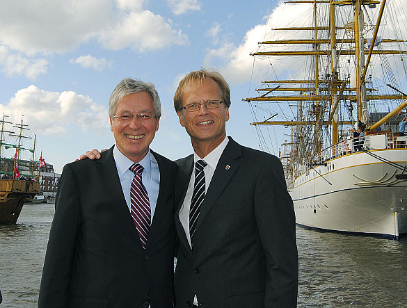 Bremens Bürgermeister Jens Böhrnsen und Bremerhavens Oberbürgermeister Jörg Schulz vor der Gorch Fock