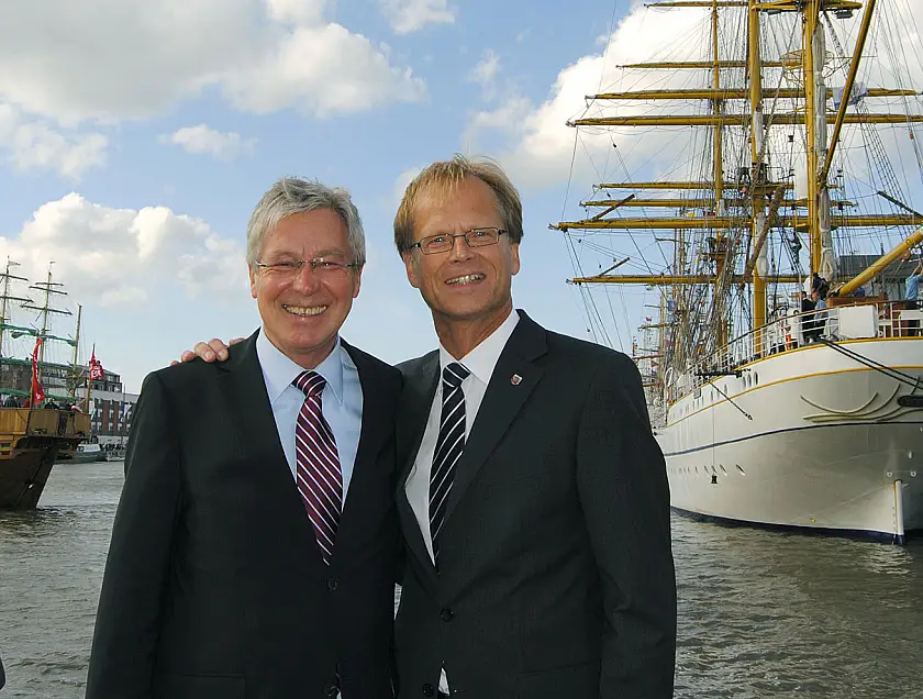 Bremens Bürgermeister Jens Böhrnsen und Bremerhavens Oberbürgermeister Jörg Schulz vor der Gorch Fock