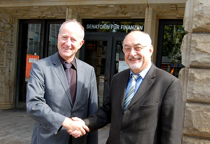 Dieter Steiner (rechts) wünscht seinem Nachfolger Peter Kallmann alles Gute für die Arbeit als neuer Vorsteher des Finanzamtes Bremen-Mitte 