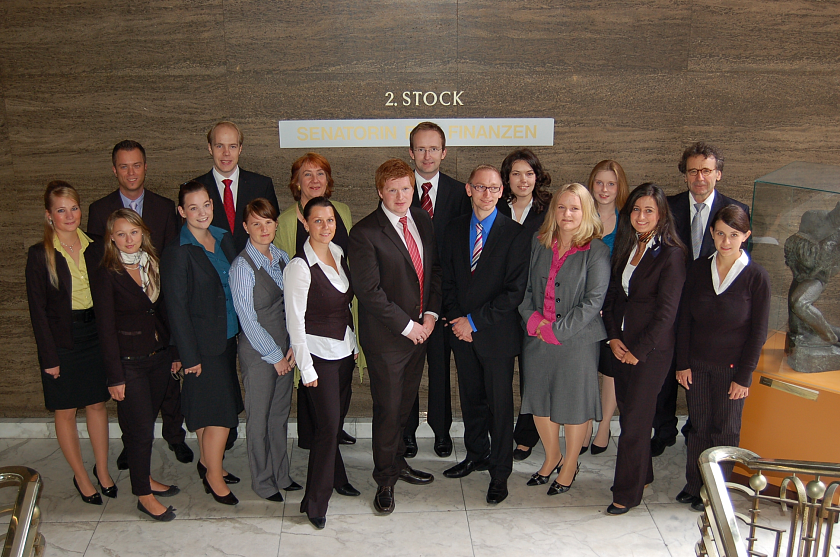 Die Juristinnen und Juristen zusammen mit Studiengangsleiter Prof. Dr. Hans-Ulrich Herrnkind (ganz rechts) und Finanzsenatorin Karoline Linnert  