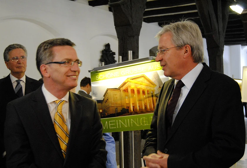 Bundesinnenminister Thomas de Maizière (Mitte), Bürgermeister Jens Böhrnsen und Bremens ehem. Bürgermeister Klaus Wedemeier (links) beim Rundgang durch die Ausstellung "Blick/Wechsel"