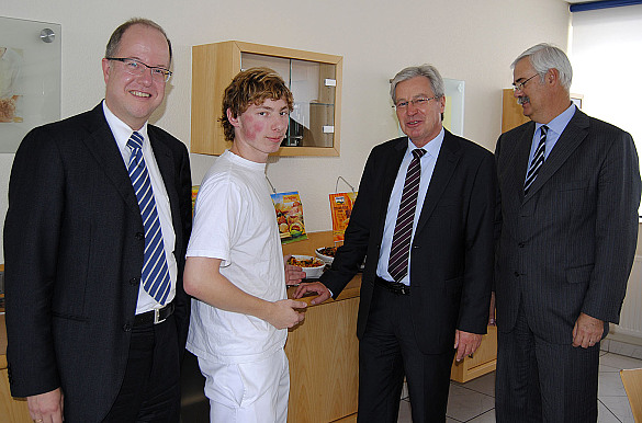 Besuch bei FRoSTA mit Verkostung: (v.l.n.r.) Stephan Hinrichs, Rene Lühmann, Bürgermeister Böhrnsen und Jürgen Marggraf.