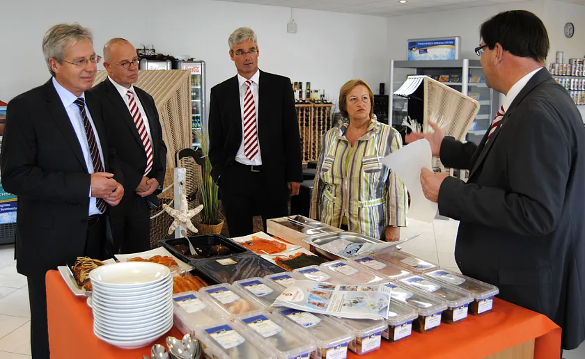 Besuch im aufstrebenden Betrieb Transgourmet Seafood (v.l.n.r.) Bürgermeister Böhrnsen, Andreas Conrad, Reiner Gerken, Barbara Riechers-Kuhlmann (FBG Bremerhaven), Ralf Forner