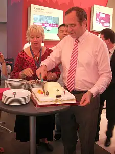 Senator Dr. Loske teilt symbolisch ein Auto    