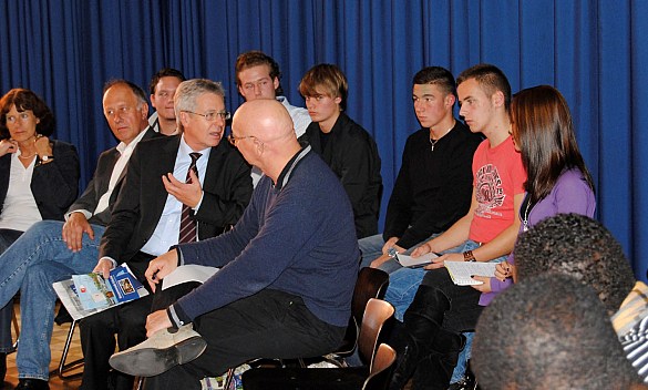 Bürgermeister Jens Böhrnsen im Gespräch mit Schülerinnen und Schülern der Gesamtschule Ost
