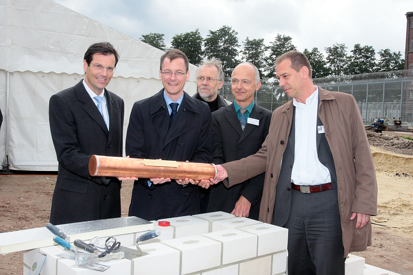 v.l.n.r.: Dr. Oliver A. Bongartz (Immobilien Bremen), Senator Martin Günthner, Prof. Rademacher, Anstaltsleiter Dr. Carsten Bauer sowie der Architekt Jörg Schneider