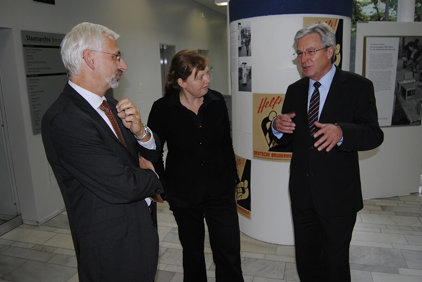 Bürgermeister Böhrnsen (rechts) im Gespräch mit dem Leiter des Staatsarchivs, Prof. Dr. Konrad Elmshäuser und der Kuratorin der Ausstellung, Eva Determann