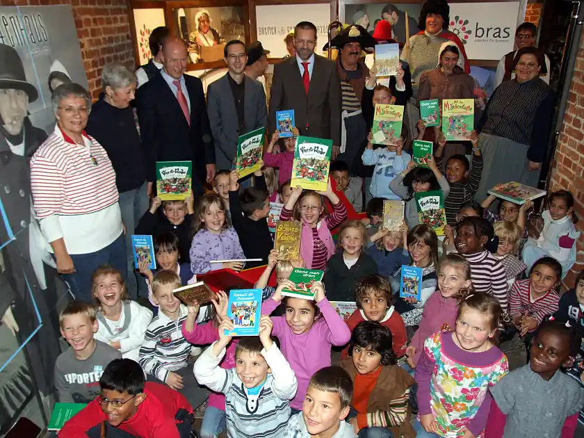 Richtig was los bei der Übergabe der Bücherkisten durch die Sponsoren(hintere Reihe, v. l.): Rolf Speulda (ÖVB), Oliver Rogoll (Edition Temmen) und Hermann Schünemann vom gleichnamigen Verlag