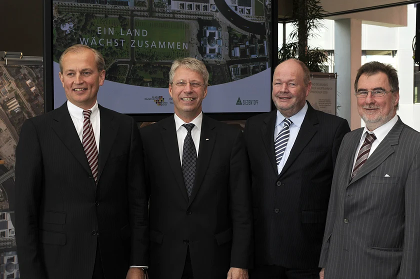 Haben heute die 3D-Ausstellung  des DLR „Ein Land wächst zusammen“ im Foyer der Firma Siedentopf eröffnet  (von links): Bernd Schmielau (Geschäftsführer der Fa. Siedentopf), Thomas Reiter (Vorstandsmitglied des DLR)  Dr. Heiner Heseler (Staatsrat im Wirtschaftsressort) und Professor Ralf Jaumann (stv. Leiter des DLR-Instituts für Planetenforschung)
