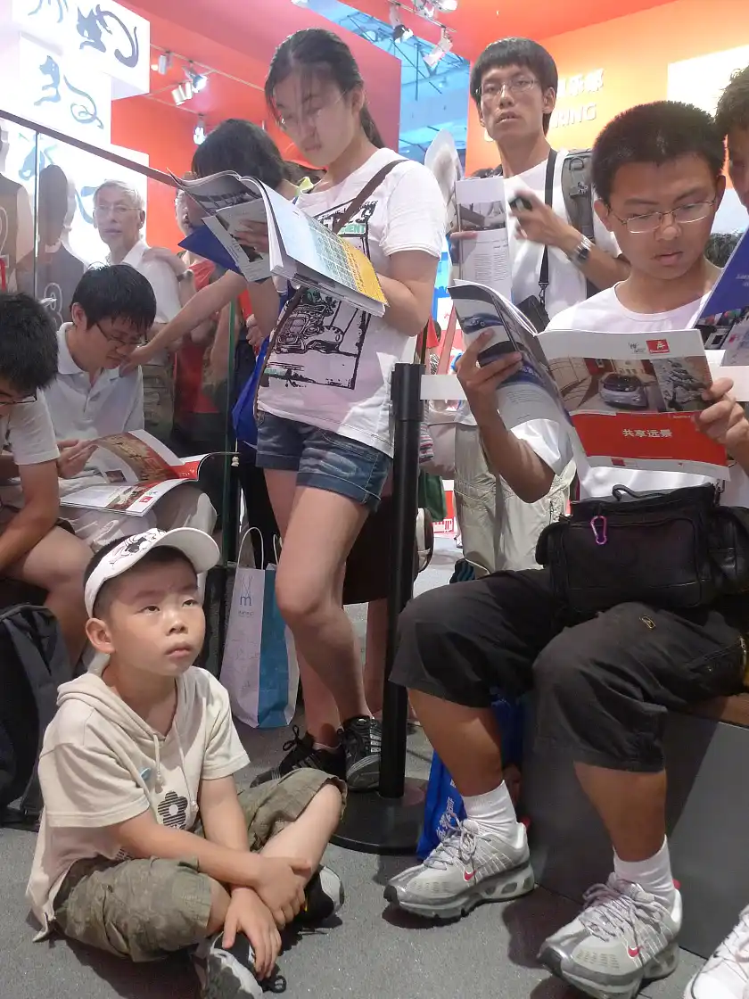 Das Forum im hinteren Bereich des Expo-Standes füllt sich bis auf den letzten Platz – mancher muss stehen oder setzt sich auf den Fußboden.