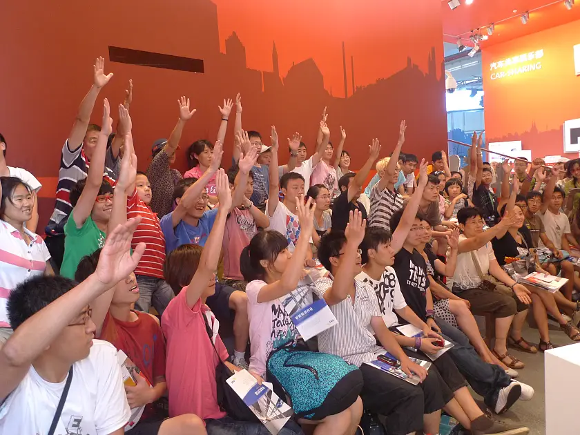 Die Fragen in der Quiz-Show behandeln vor allem die Themen des Expo-Standes wie Car-Sharing, E-Mobility und Bionik.