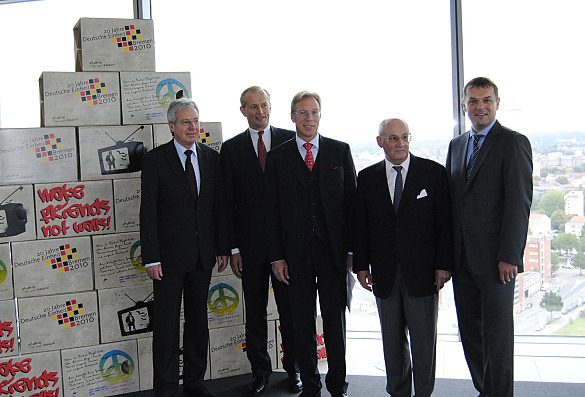 von links: Bürgermeister Jens Böhrnsen, Bernd Schmielau, Dr. Guido Brune, Uwe Hollweg, Lutz Siewek