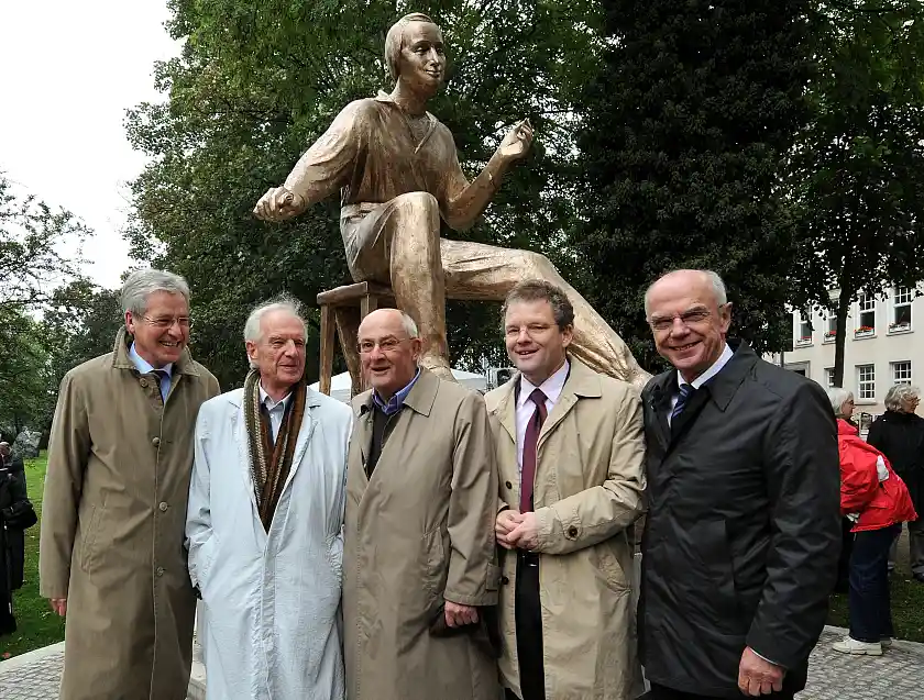 Freuten sich über die neue Heine-Skulptur in den Wallanlagen: Bürgermeister Jens Böhrnsen, die Stifter Prof Hübotter und Uwe Hollweg, Arie Hartog, Direktor des Gerhard-Marcks-Hauses und Bürgerschaftspräsident Christian Weber (von links)