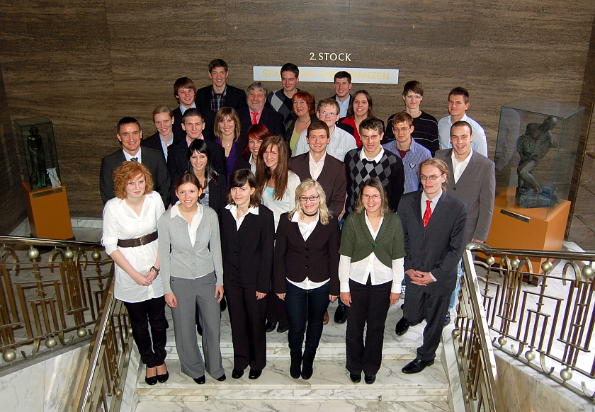 Die angehenden Diplom-Finanzwirte mit Finanzsenatorin Karoline Linnert und dem Leiter der Landesfinanzschule, Karl-Heinz Gerhold