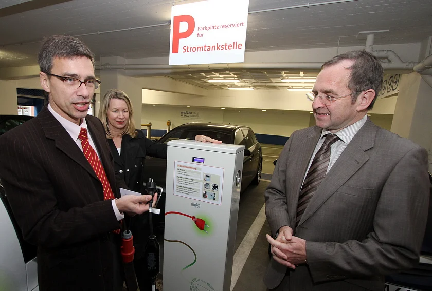 Vorstellung der ersten bremer Stromtankstelle: Dr. Torsten Köhne, Vorstand swb AG, Erika Becker, Geschäftsführerin BREPARK GmbH, Dr. Reinhard Loske, Senator für Umwelt, Bau, Verkehr und Europa (v.l.n.r.)