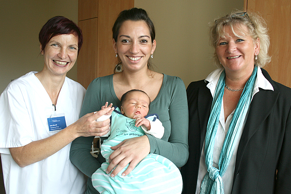 Stillen ist gut für die Gesundheit des Kindes. Es freuen sich der kleine Nikola mit Mutter Sonja Granasevic (Mitte),  Ines Berndt, Teamleiterin der Neugeborenenstation am St. Joseph-Stift und Antje Kehrbach, Referentin der Gesundheitssenatorin.