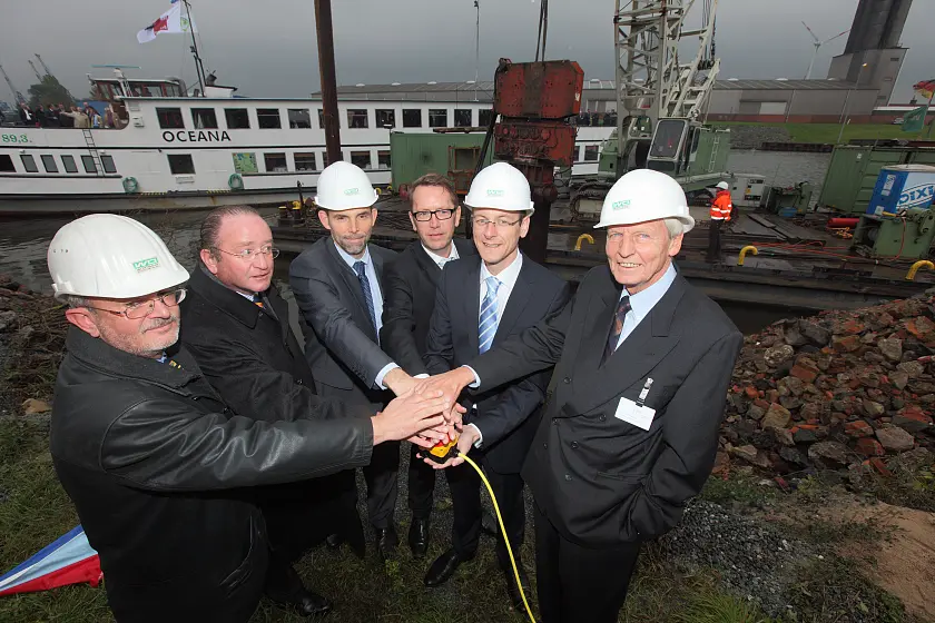 Start des ersten Rammschlags zur Durchfahrtsverbreiterung am Hafen A (v.l.n.r): Wolfgang Meyer Geschäftsführer W. Wortmann GmbH, bauausführende Firma, Jörg Conrad Geschäftsführender Gesellschafter Lexzau, Scharbau GmbH, Michael Appelhans, Geschäftsführer Rhenus Weserport GmbH, Dr. Stefan Woltering, Geschäftsführer bremenports GmbH & Co. KG, Senator Martin Günthner, Senator für Wirtschaft und Häfen und Dr. Werner Maywald, Geschäftsführer ISH – Initiative der Unternehmen in den stadtbremischen Häfen