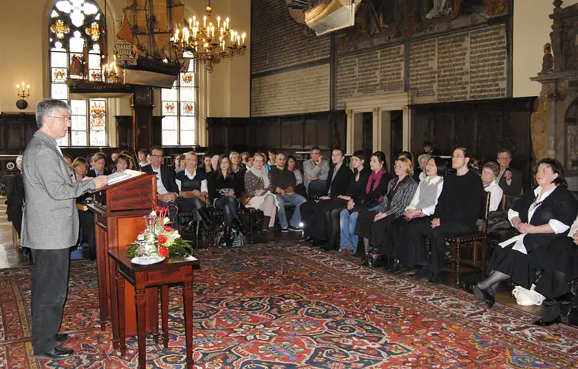 Gesundheitsstaatsrat Dr. Hermann Schulte-Sasse ehrt die Jahrgangsbesten der Krankenpflege-, der Kinderkrankenpflege- sowie der Altenpflegeausbildung