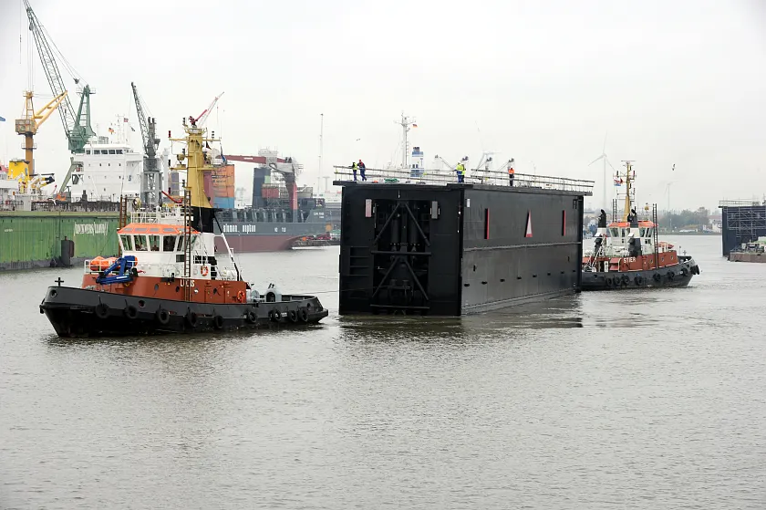 Die Schlepper „Luchs“ (links) und „Stier“ manövrieren das 2200 Tonnen schwere Schleusentor zur Baustelle Kaiserschleuse