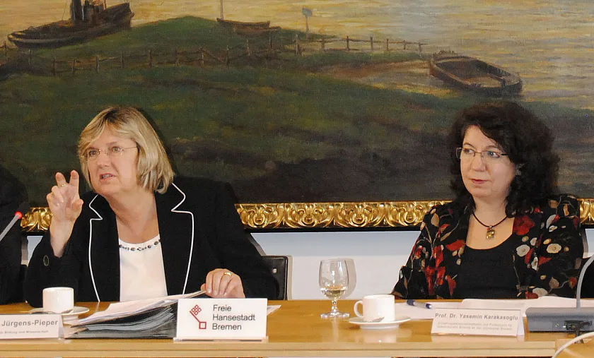 Senatorin Renate Jürgens-Pieper und Prof. Dr. Yasemin Karakasoglu (Bremer Erziehungswissenschaftlerin und Professorin für interkulturelle Bildung) informieren in der Pressekonferenz über den Entwicklungsplan für Migration und Bildung  
