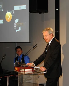 Bürgermeister Jens Böhrnsen bei der Freischaltung des Internetportals im Weserhaus (Radio Bremen)