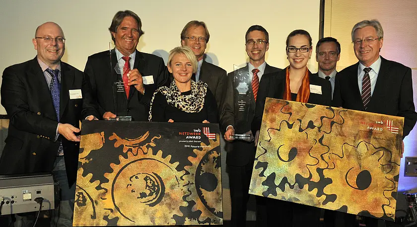 Preisverleihung mit (von links): Hansjörg Troebner (I2B), Jörn Hoffmann (SWB), Jolanthe Ogermann, OB Jörg Schulz, Torsten Köhne (SWB), Natalie Driemeyer, Moderator Axel Pusitzky und Bürgermeister Jens Böhrnsen