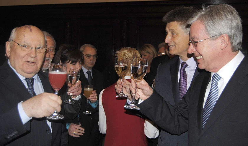 Gelöste Stimmung bei Wasser und Saft: Jens Böhrnsen und Michail Gorbatschow