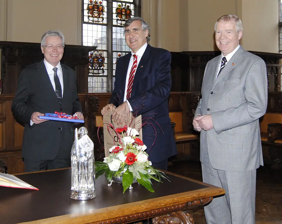 Neben dem Gedankenaustausch über wirtschaftliche Beziehungen tauschten Bürgermeister Böhrnsen und Botschafter O'Ryan auch kleine Gastgeschenke aus; rechts: Honorarkonsul Kütter