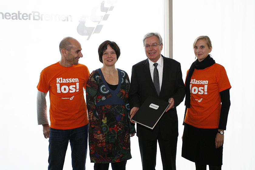 Präsentierten das neue Projekt „Klassen los“: Schauspieler Siegfried W. Maschek, Rebecca Hohmann, Leiterin des Moks, Bürgermeister Jens Böhrnsen, Rieke Oberländer, Leiterin der Theaterpädagogik.