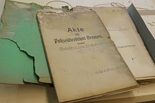Akten der Bremer Polizeidirektion aus dem Staatsarchiv können jetzt restauriert werden. Foto: Staatsarchiv Bremen