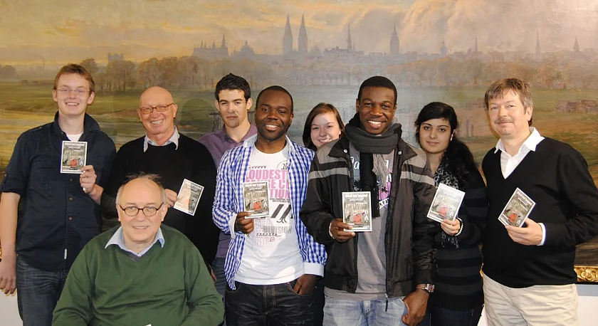 Das Vorbereitungsteam (v.l.) Jan Kruse, Wolfram Stein, Billal Bozarfift, Ken Yeboah, Chiara Staats, Dimipiri Etebu, Sisse Tunc, Uli Barde. Sitzend: Dr. Helmut Hafner