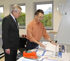 Mitarbeiter Bernhard Wildner erläutert Bürgermeister Jens Böhrnsen Einzelheiten des Kalenderdrucks