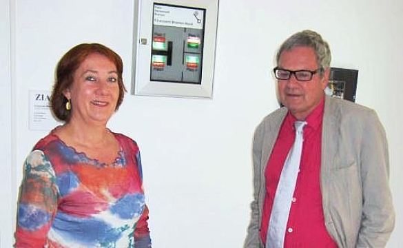 Finanzsenatorin Linnert und Staatsrat Mützelburg vor der neuen Anzeigentafel in der Zentralen Informations- und Annahmestelle