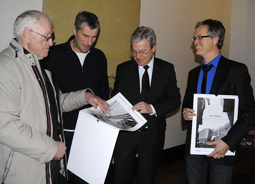 Bei der Kalenderübergabe an Jens Böhrnsen (von links): Heinz Rolappe, ehemaliger Mitarbeiter auf der AG-Weser, Ulrich Hoffmann (Sohn des verstorbenen Fotografen, Bürgermeister Jens Böhrnsen, Dr.-Ing. Rainer Ballnus, Leiter des Zentrums für Medien