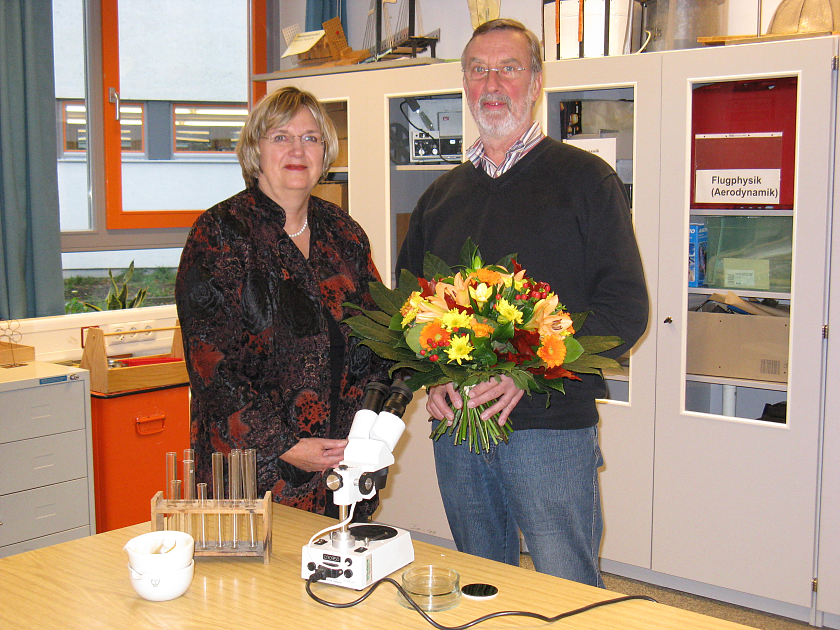 Senatorin Renate Jürgens-Pieper gratuliert Schulleiter Rolf Berger