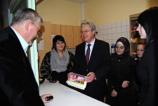 Wolfgang Koutek zeigt Bürgermeister Jens Böhrnsen einen Kalender aus Caravani