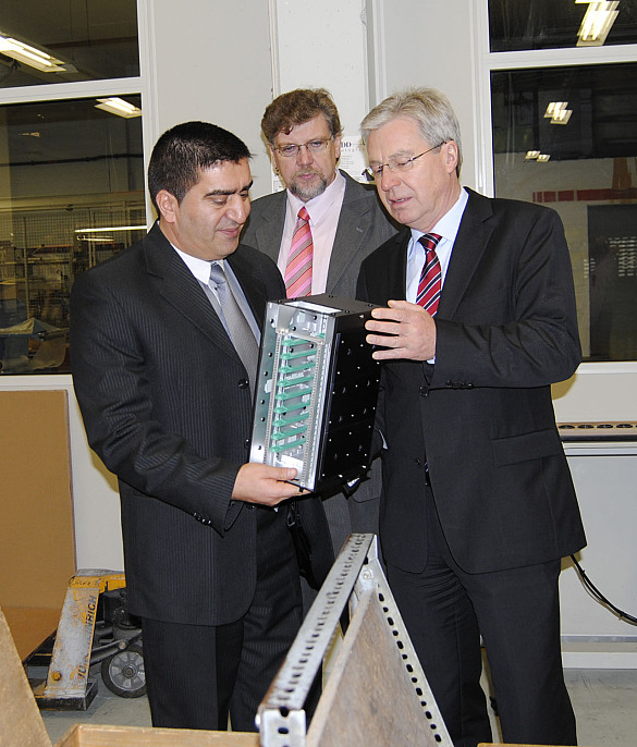 Die Geschäftsführer Hüseyin Erdinc (li.) und Dietmar Borschewski zeigen Bürgermeister Böhrnsen ein von HDD gefertigtes Bauteil für den A380