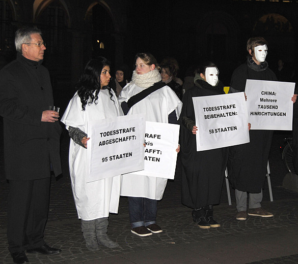 Bürgermeister Jens Böhrnsen mit Bremer Schülerinnen und Schülern beim Protest gegen die Todesstrafe