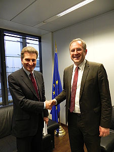 EU-Energiekommissar Günther Oettinger (links) und Senator Dr. Reinhard Loske bei der Begrüßung