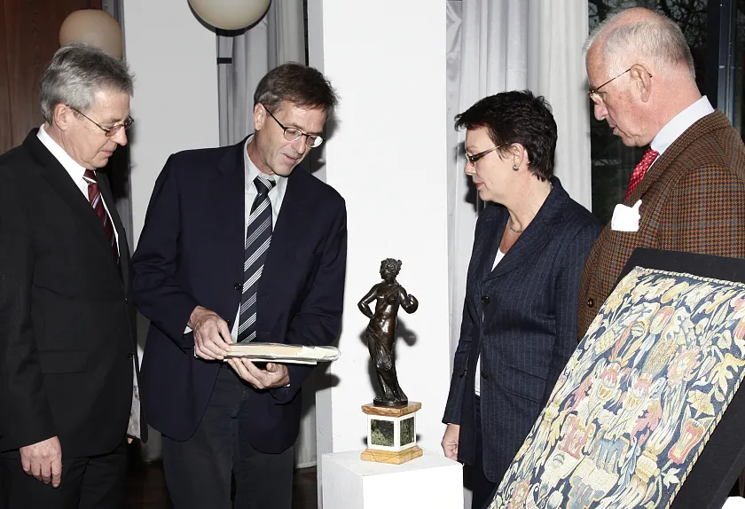 Bürgermeister Böhrnsen, (li.) Heinz Rauber (2.v.li., Vorsitzender der Emma Budge Stiftung), Frauke von der Haar (Focke Museum) und Georg Abegg (Vorsitzer Kunstverein Bremen) während der Übergabe der Kulturgüter.