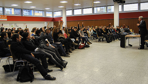 "Abstimmung" zum EU-Beitritt der Türkei. Bremens Bürgermeister Jens Böhrnsen im Dialog mit Schülerinnen und Schülern der Wilhelm-Kaisen-Schule