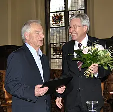 Bürgermeister Böhrnsen gratuliert Klaus Hübotter zur Ehrenbürgerwürde