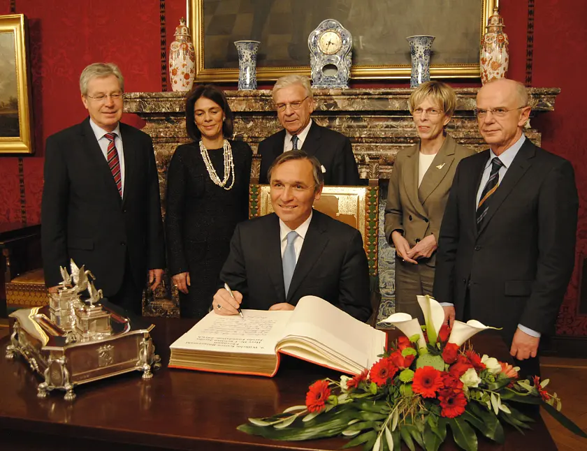 Eintrag ins Goldene Buch der Stadt Bremen: Dr. Christian Jacobs (sitzend) und Ehegattin, Frau Dr. Annette Jacobs (2.v.li.), Bürgermeister Jens Böhrnsen (li.), Ulrich Mosel (Mitte, Kurator WKB), Senatorin Ingelore Rosenkötter und Christian Weber (Vorsitzender WKB)