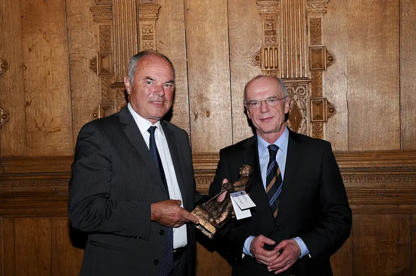 Christian Weber übergab die Bronze-Statuette an Jan Meiners (li.)