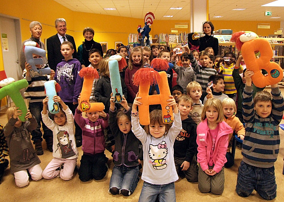 Die LeseLust-Kinder freuen sich über ihre neuen BIBCards der Stadtbibliothek