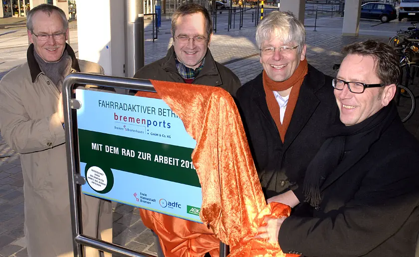 v.l.: Heinzpeter Mühl (Vorstand der AOK Bremen/Bremerhaven), Umweltsenator Dr. Reinhard Loske, Klaus-Peter Land (Geschäftsführer des ADFC, Landesverband Bremen/Bremerhaven) und bremenports-Geschäftsführer Dr. Stefan Woltering